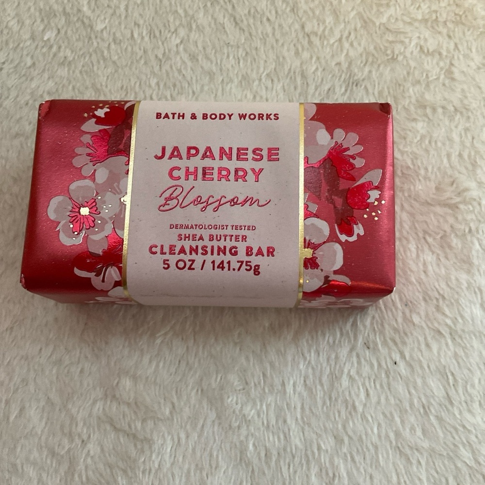 Red and White Bath Loofah with Japanese Cherry Blossom Soap - Picture 4 of 5